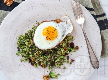 Засищаща закуска с яйца, броколи, тиквени семки и червени боровинки - снимка на рецептата